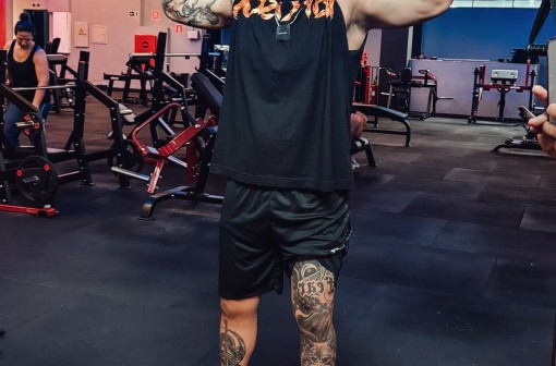 Mc Binn comemora perda de gordura: 'Só quem luta sabe'