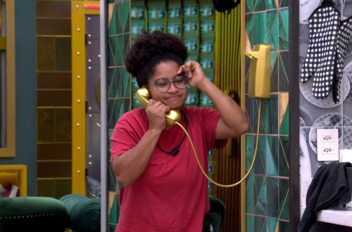 Milena atende ao Big Fone e soma pontos no Cartola BBB