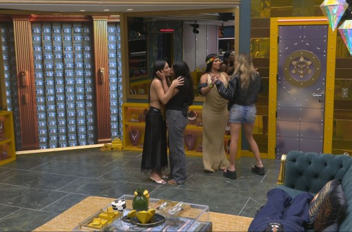 Chaiany e Jordana dão selinho no BBB 26
