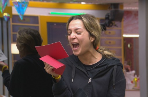 No Top 10 do BBB 26, Samira recebe carta e celebra prêmio de R$ 100 mil