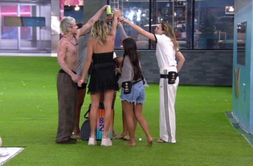 Participantes do BBB 26 comemoram ao ganhar cooler