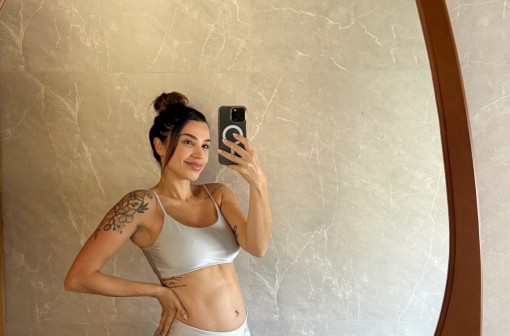 Paula Amorim exibe barriguinha de gravidez em selfie