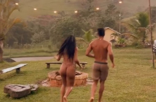 Pocah registra momento romântico na chuva com namorado