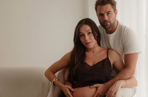 Rafael Licks compartilha fotos da esposa grávida à espera do 1º filho: 'Nosso pequeno tá chegando'