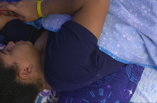 Sozinha, Milena chora segurando foto de Samira: 'Me abandonou'