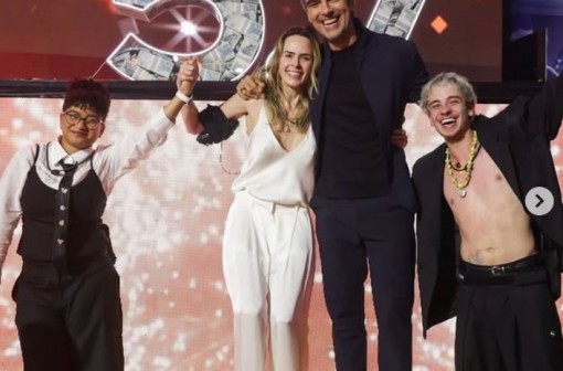 Tadeu Schmidt abre álbum de fotos com finalistas do BBB 26