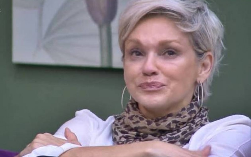 Andréa Nóbrega chora após eliminação de Jorge Sousa