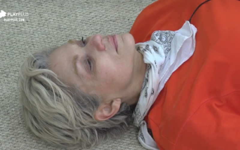 Andréa Nóbrega tem surto ao cuidar dos porcos