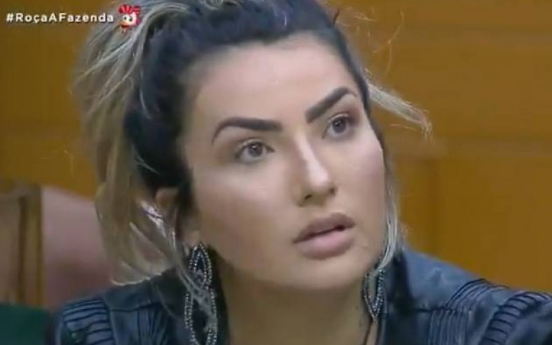 Ao vivo, Thayse Teixeira é alvo de brincadeira suspeita de Marcos Mion