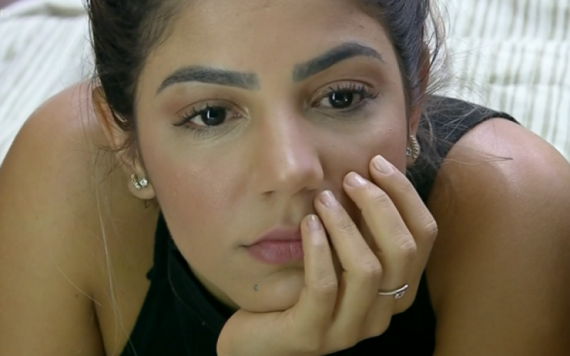 Hariany chora e é consolada por Lucas