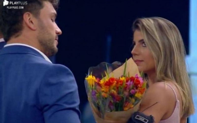 Hariany ganha buquê de flores de Lucas