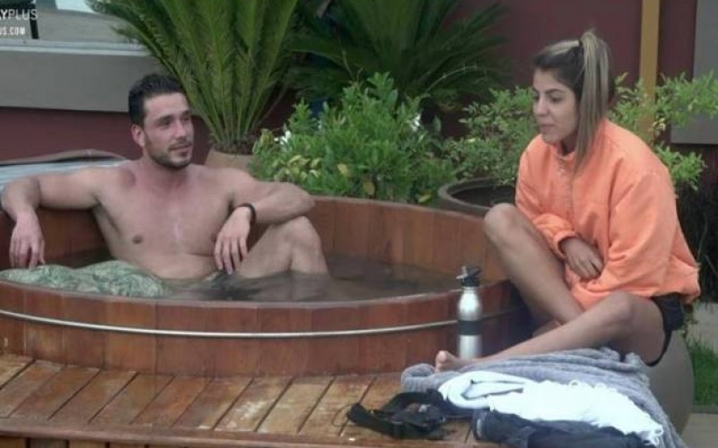 Lucas e Hariany conversam em clima de amizade