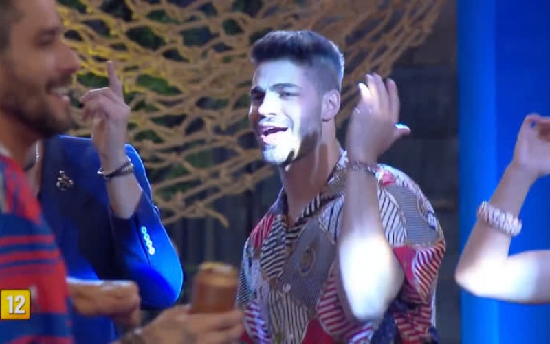 A Fazenda 11: Peões curtem festa neste sábado (05)