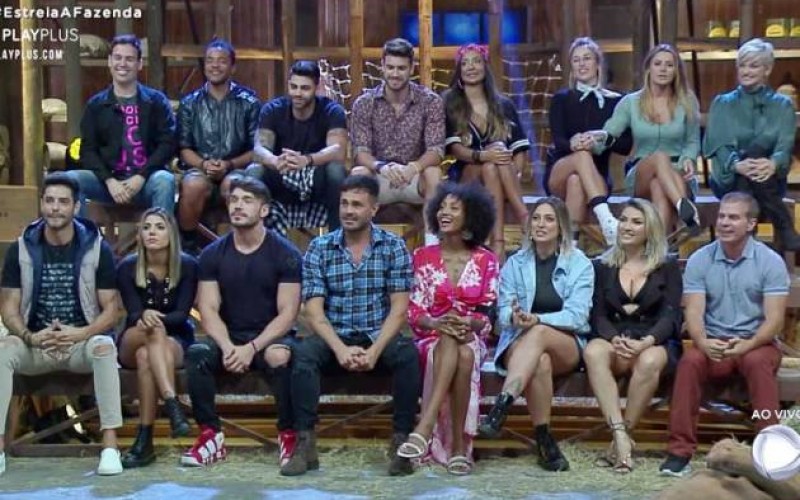 Peões são surpreendidos com ‘invasão’ de fãs próximo a sede do reality