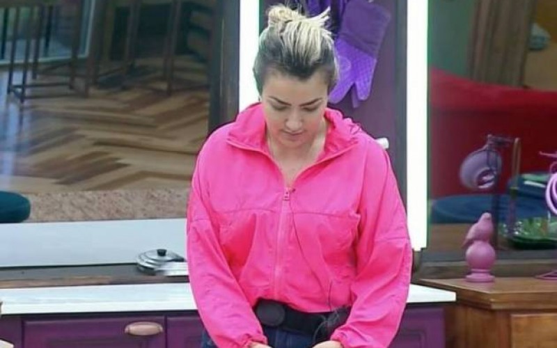 A Fazenda: Thayse reclama de Lucas após ele jogar comida fora