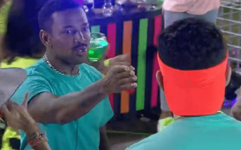 A Fazenda 13: Nego do Borel assume que levou camisinha para baia.