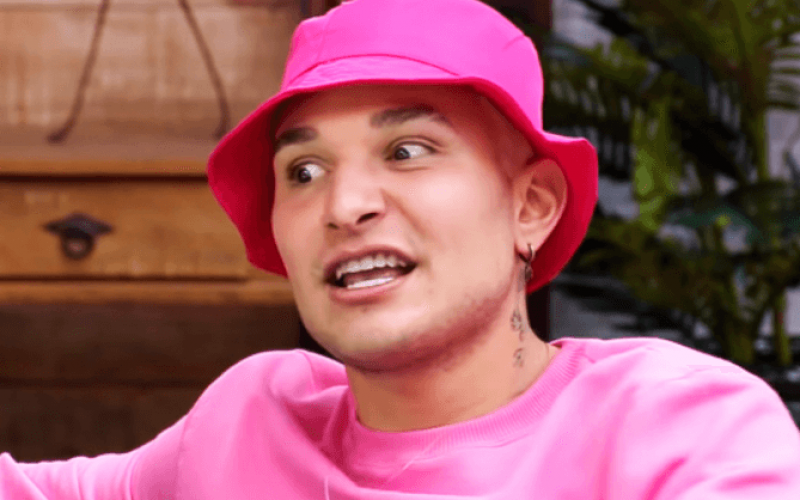 A Fazenda 2021: MC Gui tira sarro dos peões ao achar camisinha na baia