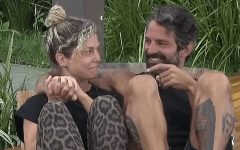 Novo casal? Finalistas de A Fazenda 14 se beijam e tomam banho juntos..