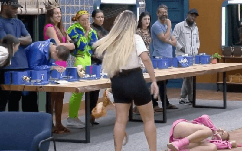 A Fazenda 14: Deborah finge desmaio ao enfrentar Deolane