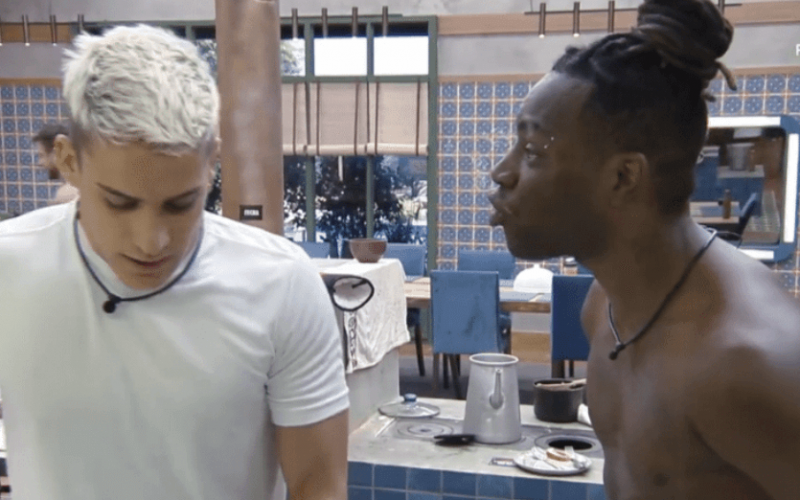  Em bate-boca, Pelé cita racismo e diz: 