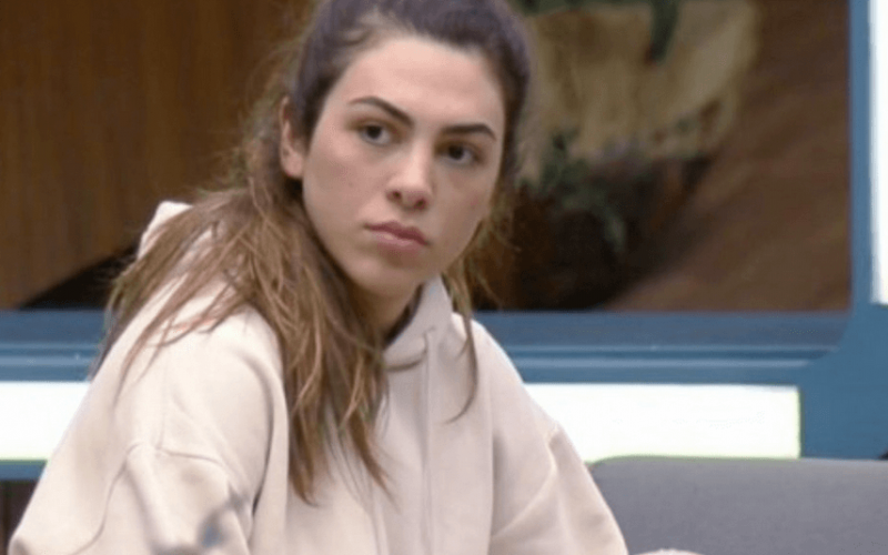 Em A Fazenda, Pétala pede socorro a namorado preso: 