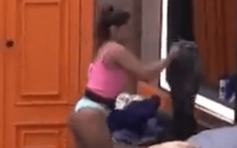 A Fazenda 14: Ingrid Ohara joga fezes de cavalo nas coisas de peão