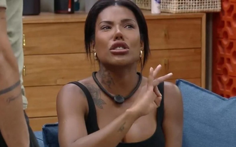 Fora de A Fazenda 17, Michelle Barros e Shia Phoenix assumem namoro
