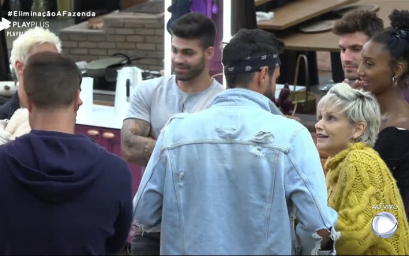 Andréa faz imitação de vovó para Diego: 