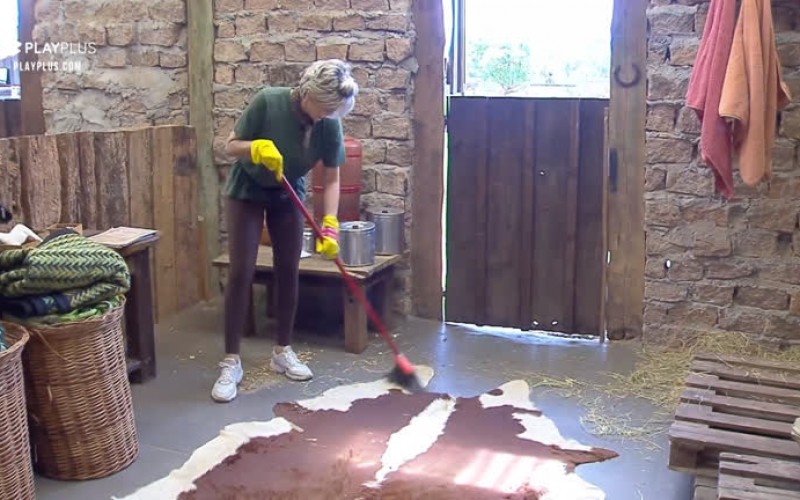 Andréa ironiza falta de limpeza das peoas: 