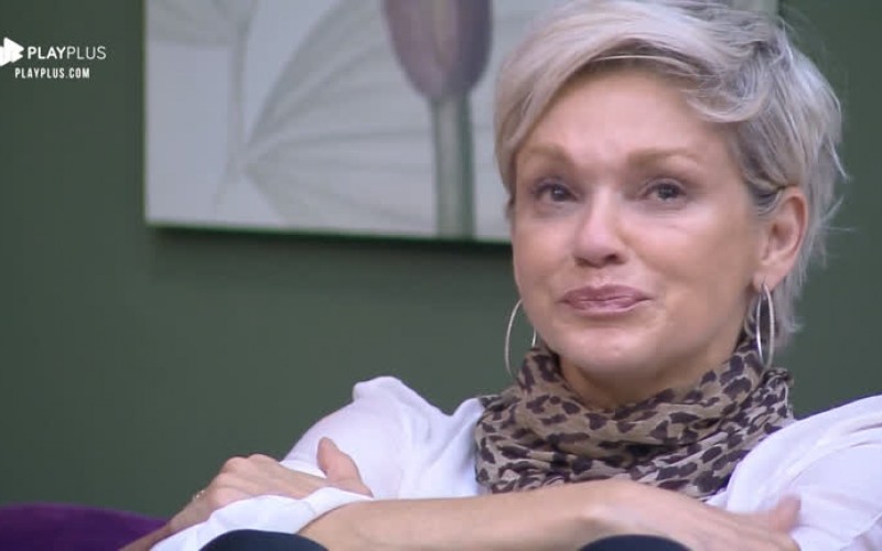 Andréa Nóbrega chora após eliminação de Jorge Sousa