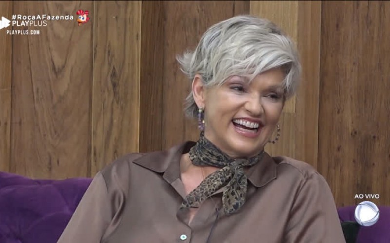 Andréa Nóbrega dá invertida em Lucas durante programa ao vivo