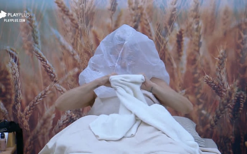 Andréa Nóbrega põe sacola plástica na cabeça e Bifão cai na risada