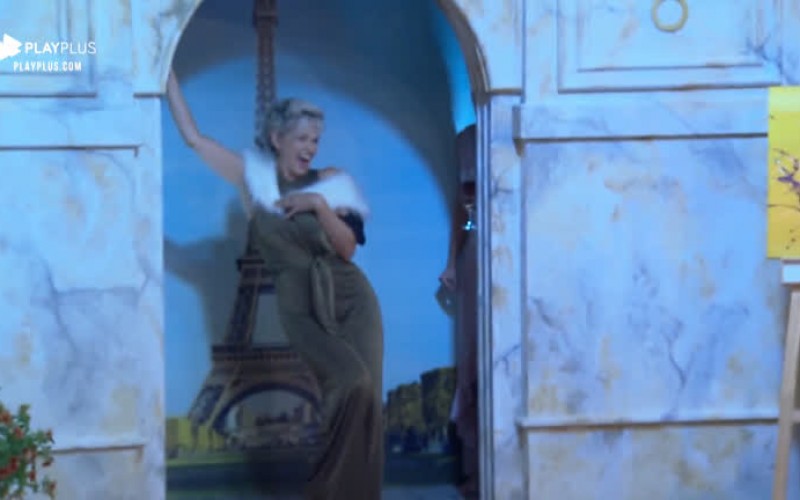 Andréa se solta em desfile durante festa com tema parisiense