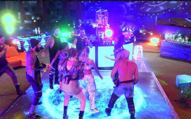 Anita invade a casa e dança com os brothers