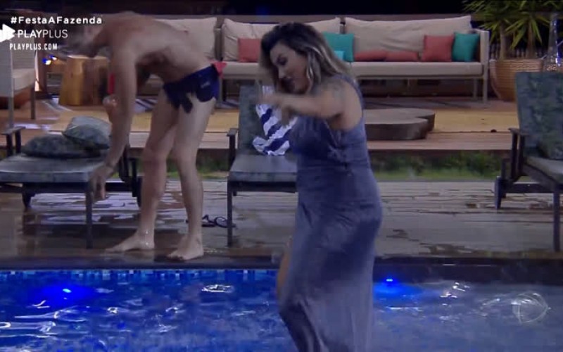 Após festa, Thayse Teixeira pula na piscina da sede de roupa