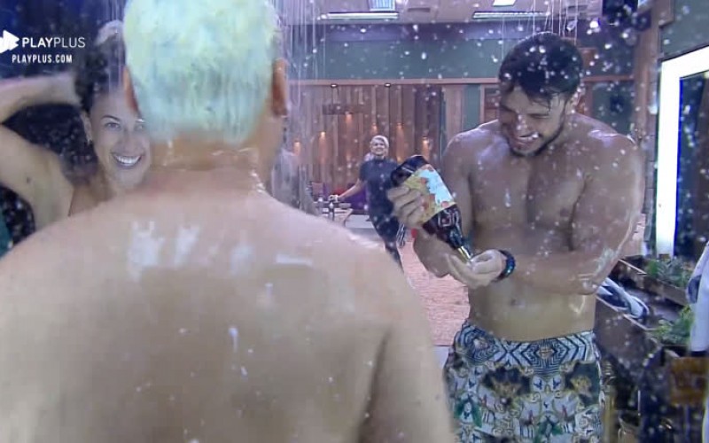 Após punição, peões tomam banho gelado e a gritaria na sede é geral