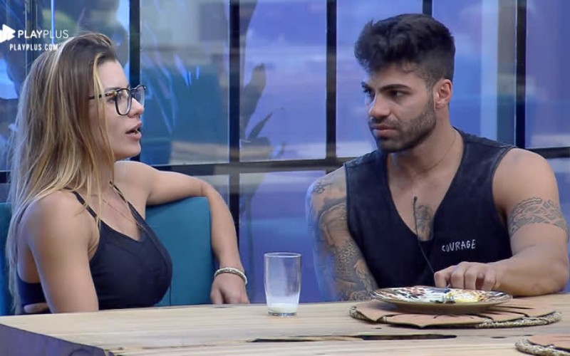 Aricia diz para Netto que é um sofrimento assumir namoro com ela