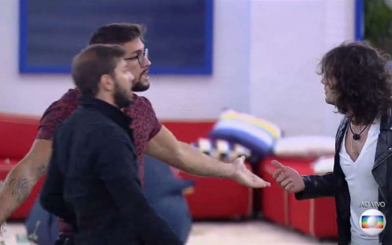 Arthur chama Fiuk de c*****, João e Caio evitam possível briga
