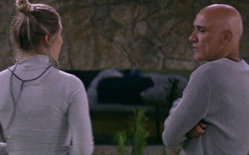 Ayrton abraça Jéssica e diz: 