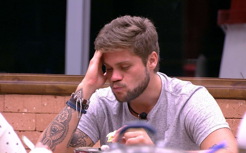 Ayrton diz que está chateado e Breno afirma: 