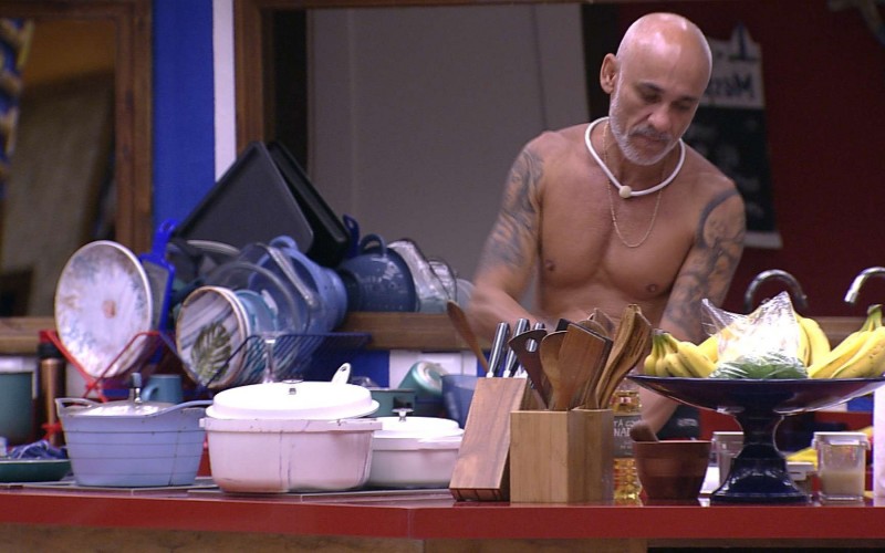 Ayrton mexe em panela do Tá com Tudo e Kaysar corrige: 