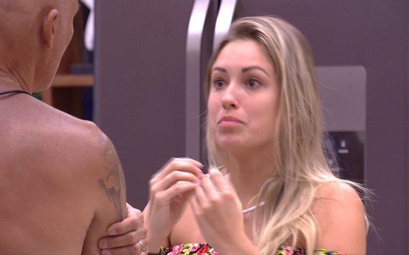 Ayrton questiona Jéssica: 