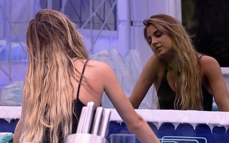 BBB 20: Gabi Martins se isola no banheiro e faz reflexão: “Como me apaixonei assim”