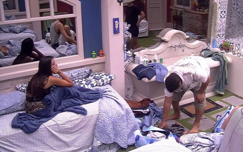 BBB20 - Babu recolhe roupas do chão e Ivy pergunta: “O que aconteceu?”