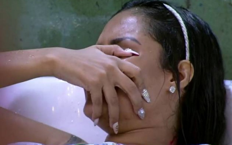 BBB20 - Flayslane tem crise de choro, lamenta solidão e faz confissão