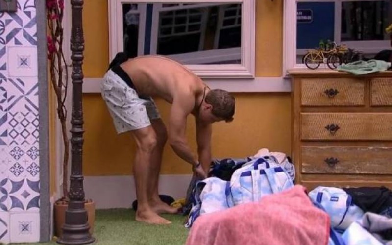 BBB20 - Lucas mexe na bolsa de Daniel: “Sou curioso”