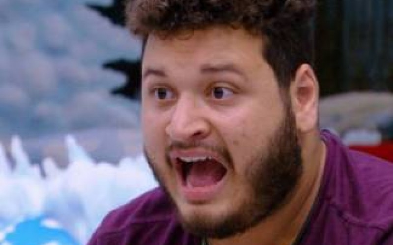 BBB20 - Victor acaricia Guilherme e diz: “pode mexer pra lá e pra cá”