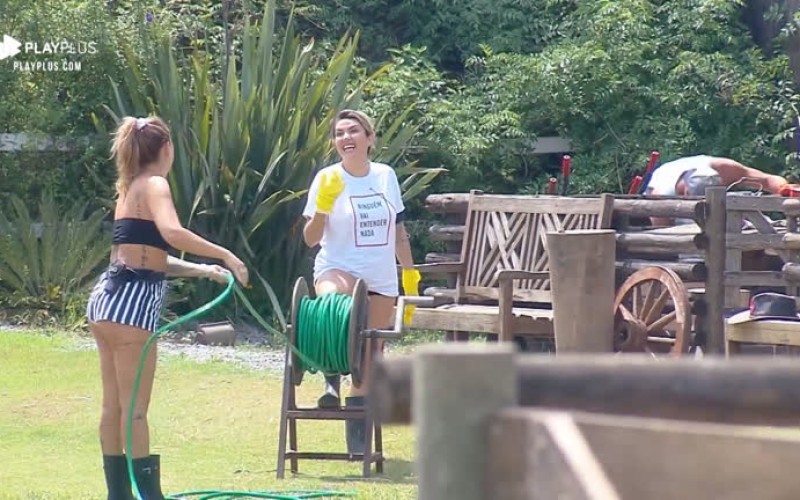 Bifão e Thayse falam sobre festa enquanto realizam tarefa