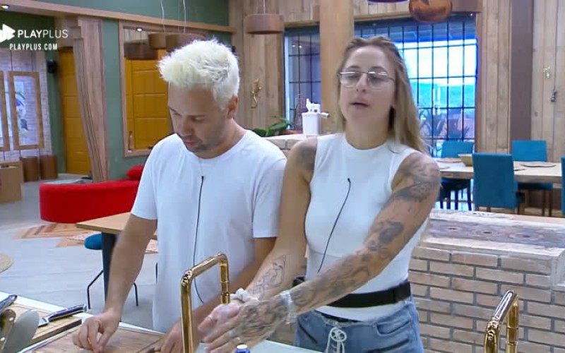 Bifão e Viny Vieira cantam hit de Bruno Mars, enquanto lavam louça