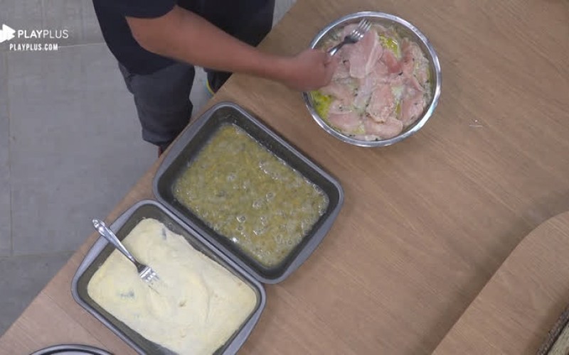 Bifão prepara frango empanado para o almoço
